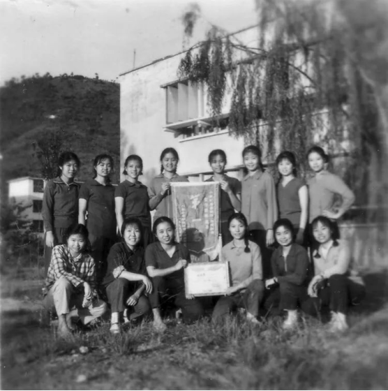 广东矿冶学院女子篮球队合影