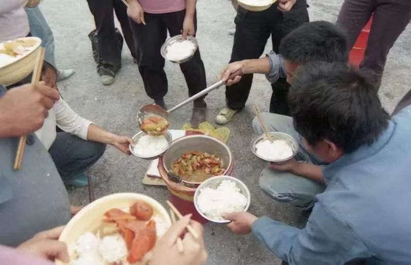万通工地集体分饭