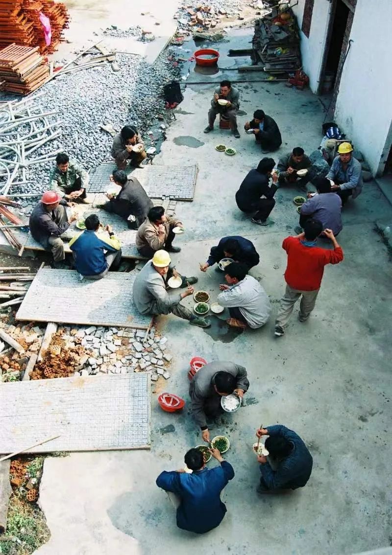 万通大厦工地的饭点