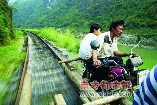 罗家渡沿线的“铁道摩托车”（转载图注）