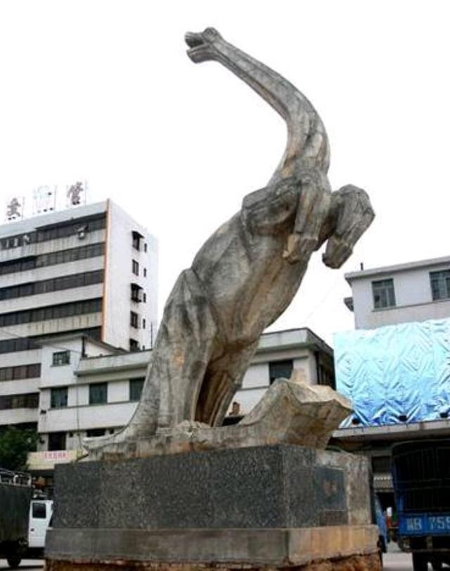 南雄城区的恐龙雕塑