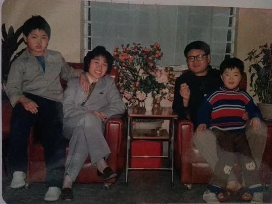 发电厂家中合影（来源称1984年）