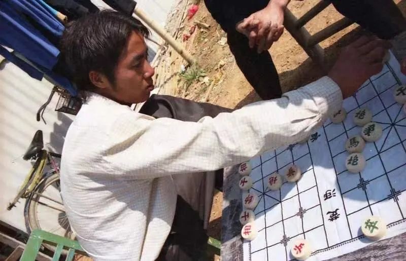工地旁的一盘象棋