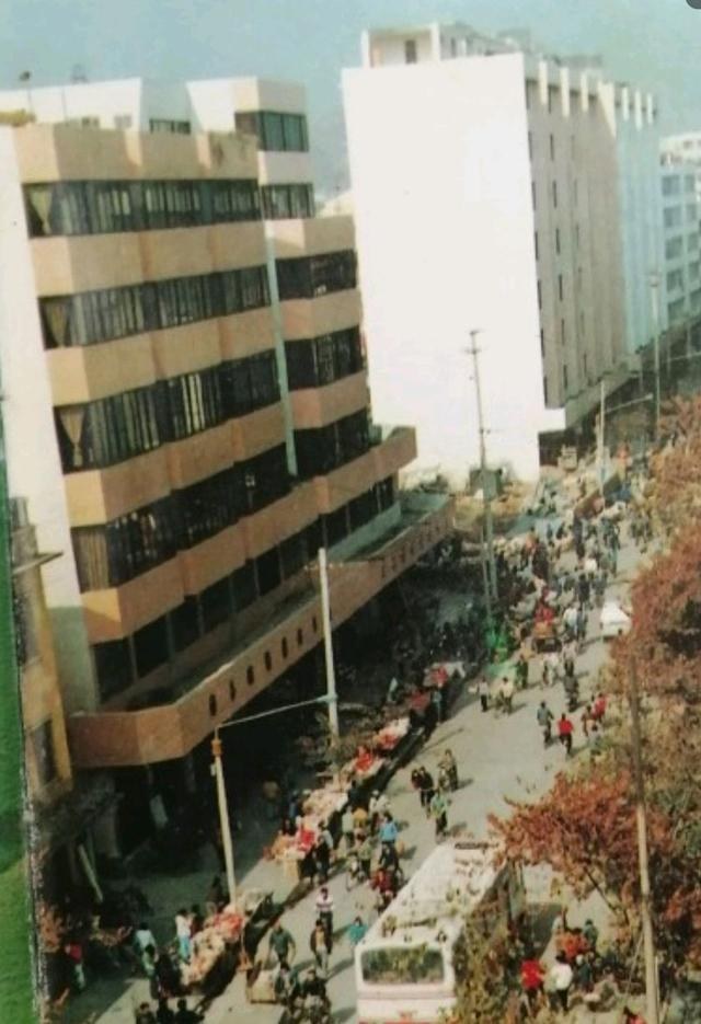 乐昌人民路的街边地摊