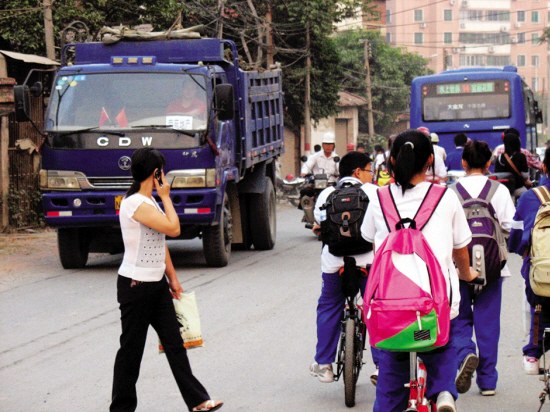 北江实验中学校门道路的通学与车流