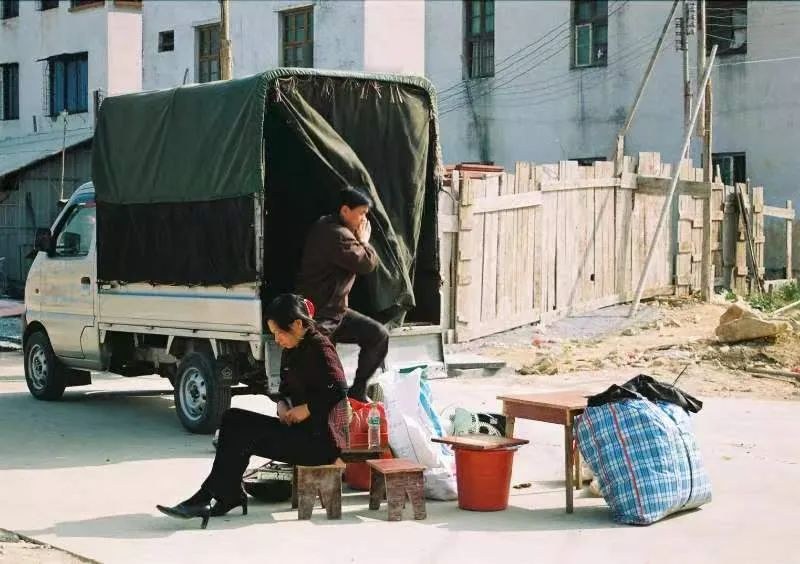 燕华大厦工地旁的货车