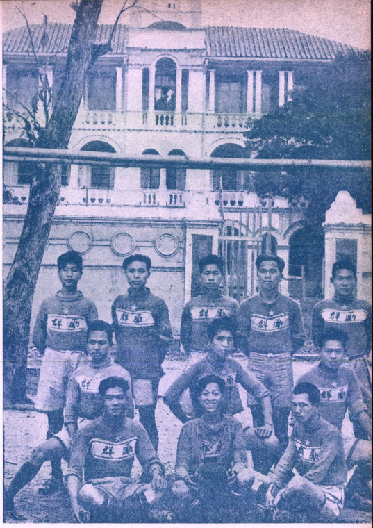学校足球队与楼前合影（原刊图）
