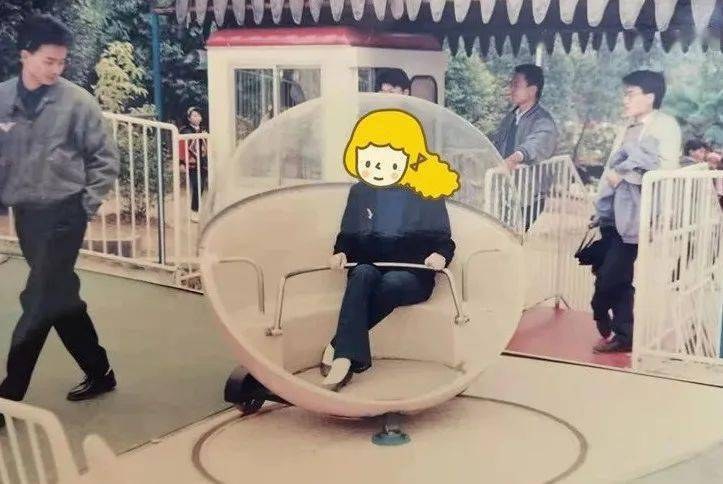 芙蓉乐园游客乘坐游乐装置