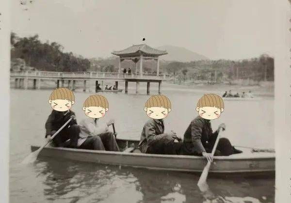 湖面四人划船留影