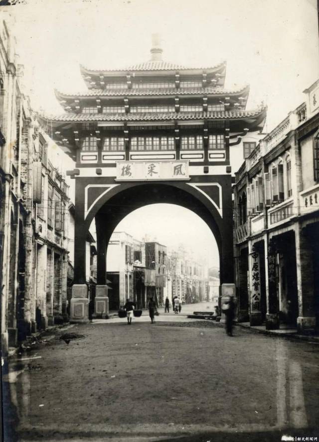 风采楼拱门与街面行人