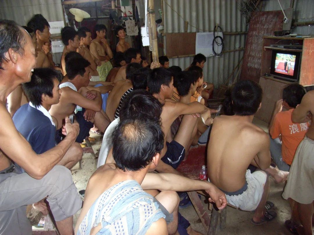 旭日玩具厂工地简易屋内看电视